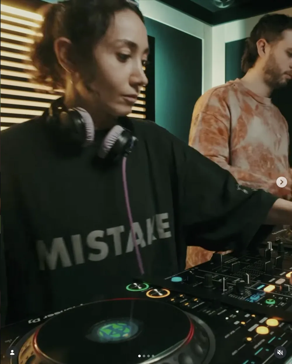 ELIF performing a DJ set